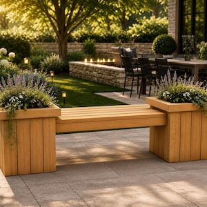 Puede incluir: Un banco de madera de color marrón claro con dos maceteros cuadrados integrados en cada extremo. Los maceteros están llenos de follaje verde y plantas con flores moradas. El banco tiene un diseño de asiento de listones y tablones verticales.