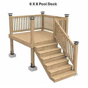 Könnte beinhalten: Ein hölzernes 6 X 8 Pooldeck mit einer erhöhten Plattform, vertikalen Geländerstäben, einer Treppe mit Handlauf und vier Eckpfosten mit schwarzen quadratischen Kappen. Die Konstruktion ruht auf Holzpfosten, die auf Betonblöcken stehen.
