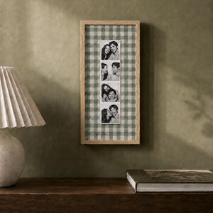 Cornice portafoto a strisce per cabina fotografica con opzioni di tappetino in tessuto di lino, porta foto 2x6 in rovere massello, pronta per essere appesa.