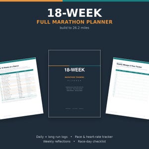 Op de afbeelding: Een 18-weekse marathonplanner met een donkerblauwe omslag met oranje en turquoise accenten. De tekst luidt 18-WEEK MARATHON TRAINING PLANNER. Twee binnenpagina's zijn zichtbaar, met een overzicht van 18 weken en een wekelijkse kilometer- en tempotracker.