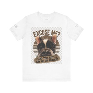 Könnte beinhalten: Ein weißes Kurzarm-T-Shirt mit einer Grafik eines Französische Bulldogge-Gesichts. Der Text lautet "EXCUSE ME? DID YOU JUST SAY NO TO SNACKS?" mit einer kleinen Illustration von Pommes frites auf einem braunen kreisförmigen Hintergrund.