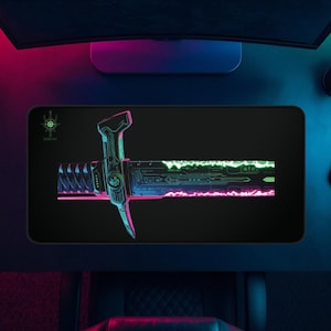 KTN-V3 // Plasma Edge // Podkładka pod mysz gamingową Cyberpunk Katana | Mata na biurko Techwear | Futurystyczne biurko dla graczy