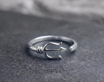 Anello a tridente in argento sterling, ispirato alla mitologia di Poseidone e al tema nautico dell'oceano.