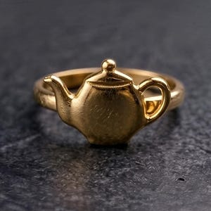 Ring met theepotmotief, verguld met 14 karaats goud, speels statement sieraad voor theeliefhebbers