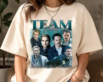 Camiseta vintage de la saga Crepúsculo con estampado de Charlie Swan y Carlisle Cullen.