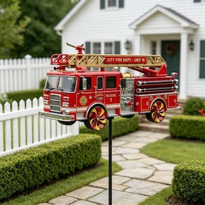Puede incluir: Un buzón con forma de camión de bomberos rojo montado en un poste negro. El camión tiene una escalera dorada con el texto CITY FIRE DEPT. - UNIT 10, la palabra RESCUE 1, un emblema dorado y ruedas con radios rojos y amarillos en los laterales.