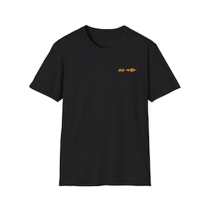 Könnte beinhalten: Schwarzes T-Shirt mit einer kleinen orangefarbenen Grafik auf der oberen linken Brust. Die Grafik ist eine stilisierte Schallwelle mit dem Text "#4" darüber. Das T-Shirt hat kurze Ärmel und einen Rundhalsausschnitt.