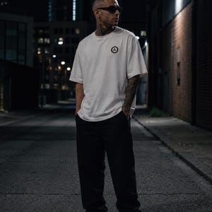 Camiseta oversize estilo streetwear, camiseta con logo esencial, camisa de moda urbana, streetwear de inspiración vintage, camiseta oversize unisex, colección básica