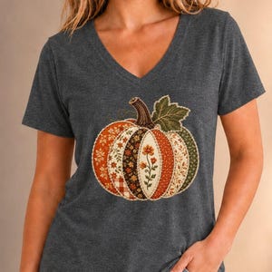 T-shirt à carreaux citrouille patchwork à col en V Comfort Colors®, T-shirt d'automne, T-shirt citrouille à carreaux, T-shirt d'automne pour Thanksgiving, Joli cadeau d'automne pour elle