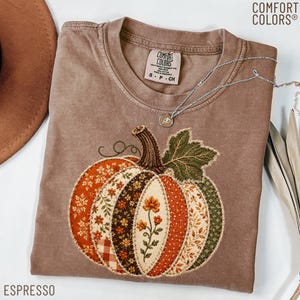 T-Shirt mit Kürbis-Patchwork-Optik, Comfort Colors® Herbst-T-Shirt, Kariertes Kürbis-T-Shirt, Herbstliches Thanksgiving-Shirt, Süßes Herbstgeschenk für Sie