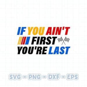 Op de afbeelding: Een digitaal grafisch ontwerp met de tekst IF YOU AIN'T FIRST YOU'RE LAST in blauw, geel, rood en zwart. Het ontwerp bevat drie diagonale strepen in geel, rood en blauw, en twee gekruiste zwart-witte geblokte racevlaggen als grafisch element.