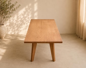Mesa de centro fabricada en madera contrachapada de abedul.
