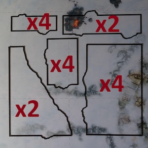 Op de afbeelding: Een spelbord-onderdelenvel met diverse rechthoekige en onregelmatige vormen bedrukt met een sneeuwlandschap. Het vel bevat uitsparingen met rode tekst die de hoeveelheden x4, x2, x4, x4 en x2 aangeeft, gerangschikt op een wit raster.