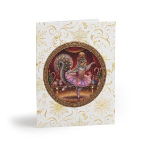 Op de afbeelding: Een wenskaart met een eekhoorn verkleed als ballerina in een roze tutu en kroon, dansend op een podium met rode gordijnen. De achtergrond is wit met een gouden sneeuwvlok- en krulpatroon, omlijst door een cirkelvormige, versierde rand.