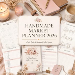Könnte beinhalten: Ein 2026 Handarbeitsmarkt-Planer-Set bestehend aus einem spiralgebundenen Notizbuch mit Blumenillustrationen, einem Marktkalender, einem Standlayout-Leitfaden, einem Verkaufstracker und einer Checkliste auf cremefarbenem Papier.