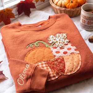 Sudadera de calabaza bordada personalizada, cuello redondo con aplique de calabaza en patchwork, suéter de otoño con mangas personalizadas con nombre, regalo de otoño para ella.