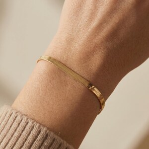 Herringbone Chain Bracelet, Herringbone Chain Jewelry, Flat Gold Chain Gift, Liquid Gold Chain For Her, Herringbone Chain Chevron Bracelet
