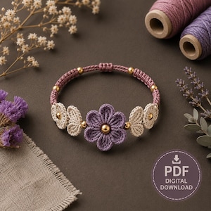 Puede incluir: Una pulsera de macramé con una flor morada central, flanqueada por dos formas de hoja de color crema a cada lado. La banda está hecha de cordón morado con pequeñas cuentas metálicas doradas. Una insignia circular dice PDF DIGITAL DOWNLOAD.