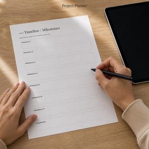 Könnte beinhalten: Ein weißes Projektplanungsblatt mit der Überschrift Timeline / Milestones und Abschnitten für Milestone 1 bis 7 sowie einem Important-Bereich. Das Papier ist mit schwarzem Text und Linien bedruckt, und ein schwarzer Eingabestift wird darüber gehalten.