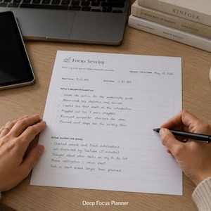 Könnte beinhalten: Ein weißes Focus Session Planungsblatt mit schwarzem Text, das Abschnitte für Start- und Endzeiten, das Datum 18. Mai 2026 sowie Aufzählungslisten für fokussierte Aufgaben und Ablenkungen enthält, die mit einem schwarzen Stift auf das Papier geschrieben wurden.