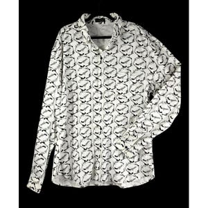 Pode incluir: Uma camisa de manga comprida com botões em branco, apresentando uma estampa gráfica preta repetitiva de tacos de golfe e bolas de golfe. A camisa tem um colarinho padrão, uma carcela frontal com botões pretos e uma bainha curva na parte inferior.