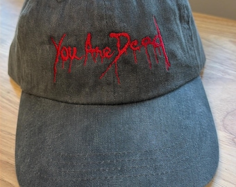 Boné bordado "Você Está Morto" | Boné de pai gamer, presente de fim de jogo de terror, boné streetwear gótico, estética grunge Y2K, boné de beisebol vintage com efeito lavado