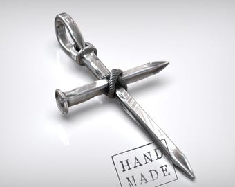 Kreuz Anhänger: Unisex Nagel Design - Handgehämmert Silber