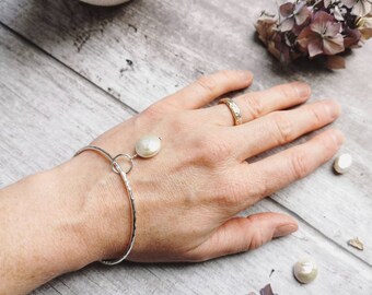 LAST ONE - Hammered Silver bangle with ivory coin Pearl charm. Minimal design, perfect for everyday wear or a wedding, anniversary. birthday