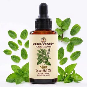 Può includere: Un flacone in vetro ambrato con tappo contagocce nero contenente olio essenziale di menta. L'etichetta riporta il testo OUDH COUNTRY Purely Essential, un'illustrazione di una pianta di menta e Mint Essential Oil 100% PURE & NATURAL THERAPEUTIC GRADE.