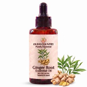 Könnte beinhalten: Eine dunkel bernsteinfarbene Glasflasche mit schwarzem Tropfverschluss, die ätherisches Ingwerwurzelöl enthält. Das Etikett trägt den Text OUDH COUNTRY Purely Essential, Ginger Root Essential Oil und 100% PURE & NATURAL THERAPEUTIC GRADE.