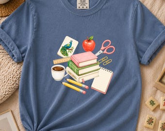 Chemise indispensable pour l'enseignant, cadeau pour enseignante d'âge préscolaire, livres t-shirt pomme café, chemise enseignante de maternelle, cadeau enseignant aquarelle