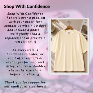 Peut inclure: Un t-shirt &agrave; manches courtes de couleur jaune clair, suspendu &agrave; un cintre en bois. Le v&ecirc;tement pr&eacute;sente une encolure ronde et un design uni et simple. Il est pr&eacute;sent&eacute; sur un fond neutre, mettant en valeur son esth&eacute;tique &eacute;pur&eacute;e et sobre.
