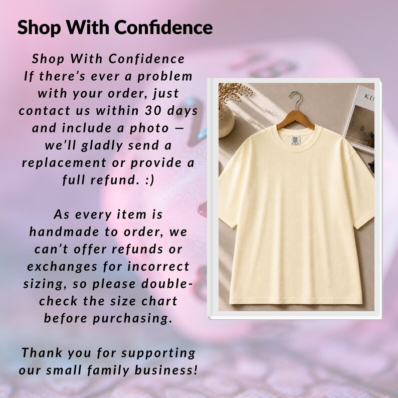 Peut inclure: Un t-shirt &agrave; manches courtes de couleur jaune clair, suspendu &agrave; un cintre en bois. Le v&ecirc;tement pr&eacute;sente une encolure ronde et un design uni et simple. Il est pr&eacute;sent&eacute; sur un fond neutre, mettant en valeur son esth&eacute;tique &eacute;pur&eacute;e et sobre.