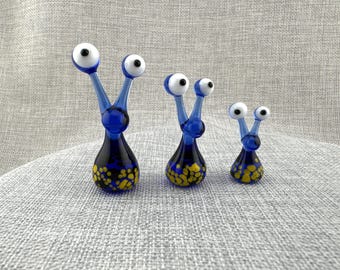 Familia de caracoles de vidrio soplado a mano, figura divertida de criatura de ojos grandes, coleccionable de vidrio azul, familia de arte en vidrio, decoración para terrario o plantas.