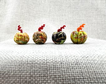 Set di 4 zucche di vetro, zucche in miniatura realizzate a mano con la tecnica del lampwork, decorazioni autunnali in vetro marmorizzato colorato, oggetti da collezione per l'autunno e Halloween.