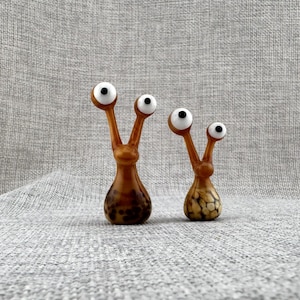 Glass Snail Figurine Set of 2, Handmade Funny Eye Stalk Creature, Amber Brown Glass Collectible, Plant Pot Decor Gift,Quirky Amber Glass Art