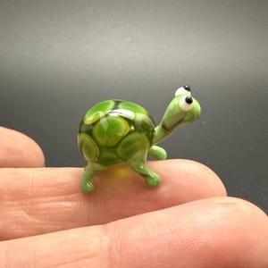 Glassköldpadda, handblåst miniatyrglassköldpadda, söt grön sköldpaddafigur, samlarpresentdekor, litet Murano-glas