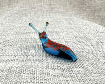 Beeldje blauw glas naaktslak, handgemaakte lampwork naaktslak, unieke glaskunst sculptuur, kleurrijke tuin naaktslak, collectible glasdecor, huisaccent