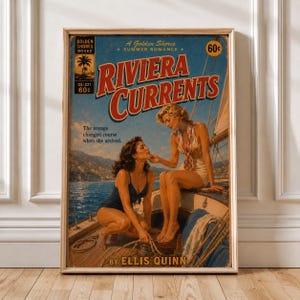 Peut inclure: Une affiche de couverture de livre au style vintage intitulée Riviera Currents par Ellis Quinn. L'illustration montre deux personnes sur le pont d'un voilier avec un paysage côtier en arrière-plan. Le texte inclut Golden Shores Books, 60c.