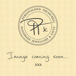 Pu&ograve; includere: Un logo in bianco e nero con il testo "Personalised Treasures Handmade Jewellery & Gifts" in un cerchio. Il logo include anche la lettera "R" con una croce accanto. Il testo "Image coming soon... xxx" &egrave; scritto sotto il logo.