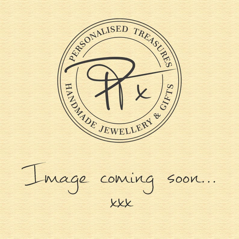 Pu&ograve; includere: Un logo in bianco e nero con il testo "Personalised Treasures Handmade Jewellery & Gifts" in un cerchio. Il logo include anche la lettera "R" con una croce accanto. Il testo "Image coming soon... xxx" &egrave; scritto sotto il logo.