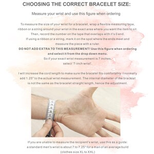 K&ouml;nnte beinhalten: Bild mit Anweisungen zum Messen des Handgelenks f&uuml;r ein Armband. Ein Ma&szlig;band wird um ein Handgelenk gelegt, die Messung ist sichtbar. Der Text erkl&auml;rt, wie man misst und die richtige Gr&ouml;&szlig;e ausw&auml;hlt, einschlie&szlig;lich einer Anleitung f&uuml;r Handgelenkgr&ouml;&szlig;en f&uuml;r M&auml;nner.