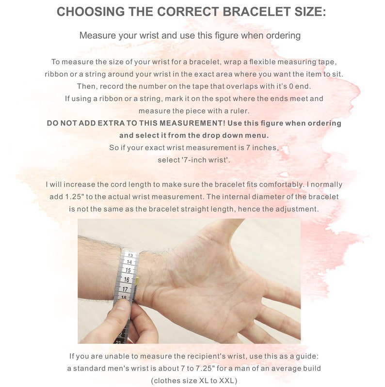 K&ouml;nnte beinhalten: Bild mit Anweisungen zum Messen des Handgelenks f&uuml;r ein Armband. Ein Ma&szlig;band wird um ein Handgelenk gelegt, die Messung ist sichtbar. Der Text erkl&auml;rt, wie man misst und die richtige Gr&ouml;&szlig;e ausw&auml;hlt, einschlie&szlig;lich einer Anleitung f&uuml;r Handgelenkgr&ouml;&szlig;en f&uuml;r M&auml;nner.