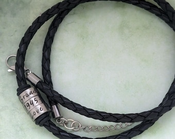 Collana personalizzata in pelle intrecciata nera: anelli in acciaio inossidabile incisi