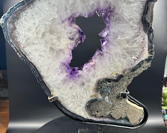 Gran lámina de geoda de amatista con formación de cristales naturales.