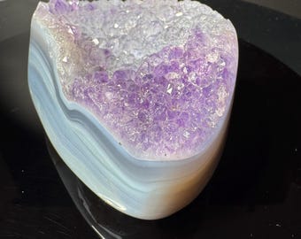 Grupo de cristales de amatista y ágata brasileña — Cuarzo púrpura natural de forma irregular