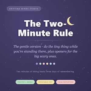 Op de afbeelding: Een donkerpaarse digitale afbeelding met de titel The Two-Minute Rule en een geel maansikkel-icoon. Het bevat de tekst: The gentle version - do the tiny thing while you're standing there, plus openers for the big scary ones. Inclusief zes pastelkleurige stippen en knoppen met de labels POSTER + MENU, PRINTABLE PDF en TASK INITIATION.
