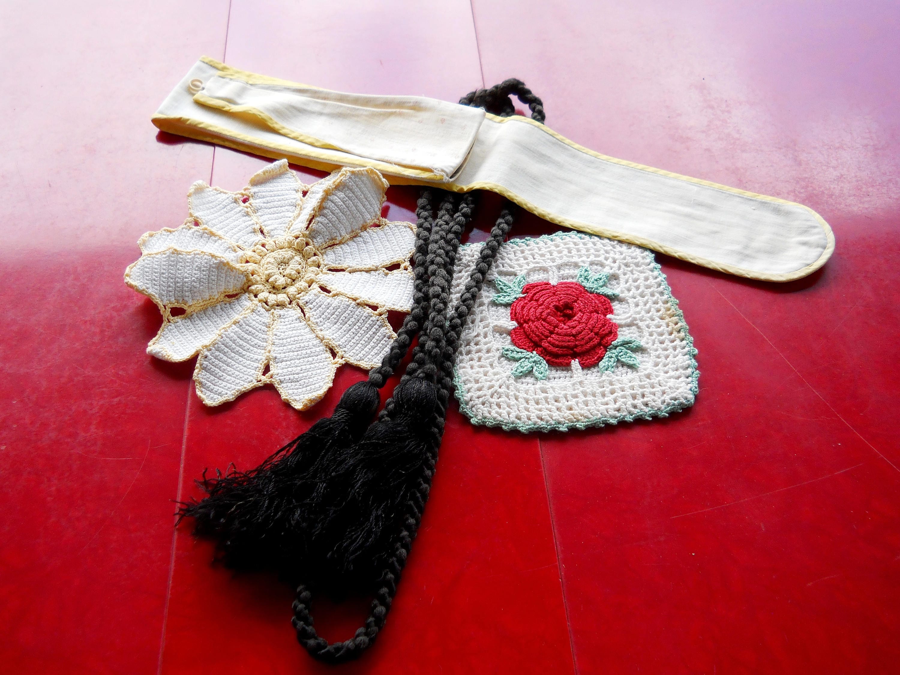 Crochet Ruler Case Vintage 1940s Kitchen Mid Century Modern Crochet Potholder Set ...