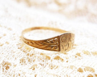 Antique Infant Child's 1890s Edwardian Art Nouveau to Art Deco 10K Gold Etched Baby Signet Band Ring Monogram L