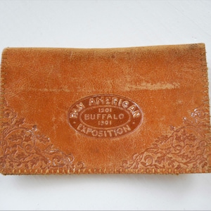 Raro pequeño 4 1/2 "Antiguo 1901 Pan American Buffalo Exposition Tooled Leather Card Holder Wallet French Country Provincial Movie Film Prop